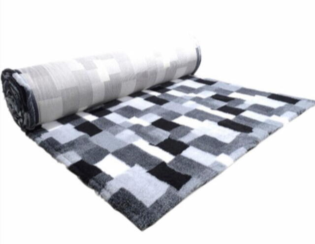 Vet Bed med ribbet gummibagside - Profleece tæppe med patchwork 100 x 75 cm -  Recycled materiale